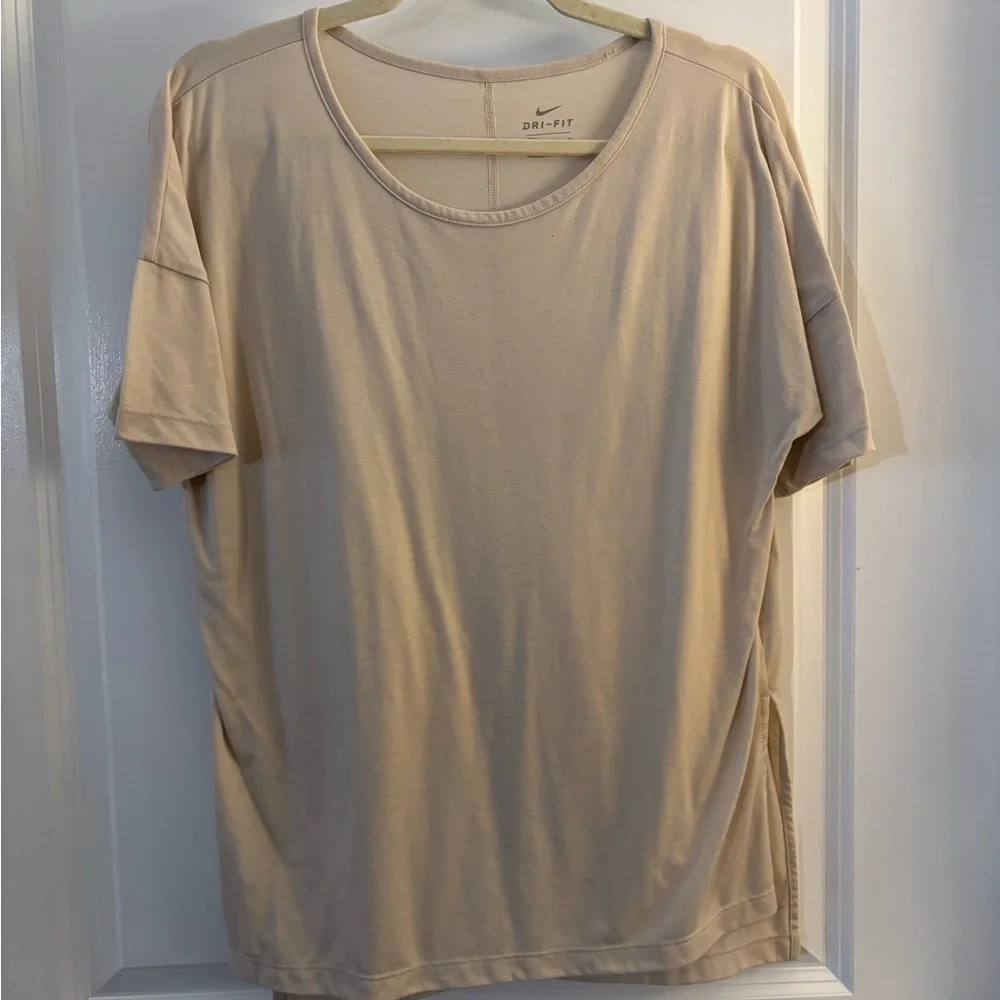 Nike Dri-FIT Woman’s Short-Sleeve Tee in Light Beige Sz Med